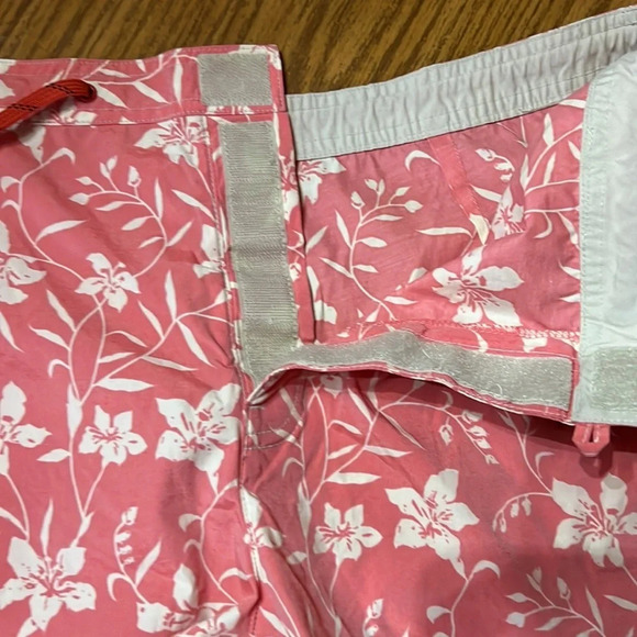 GAP Pink Floral Women's Shorts - Picture 2 of 4